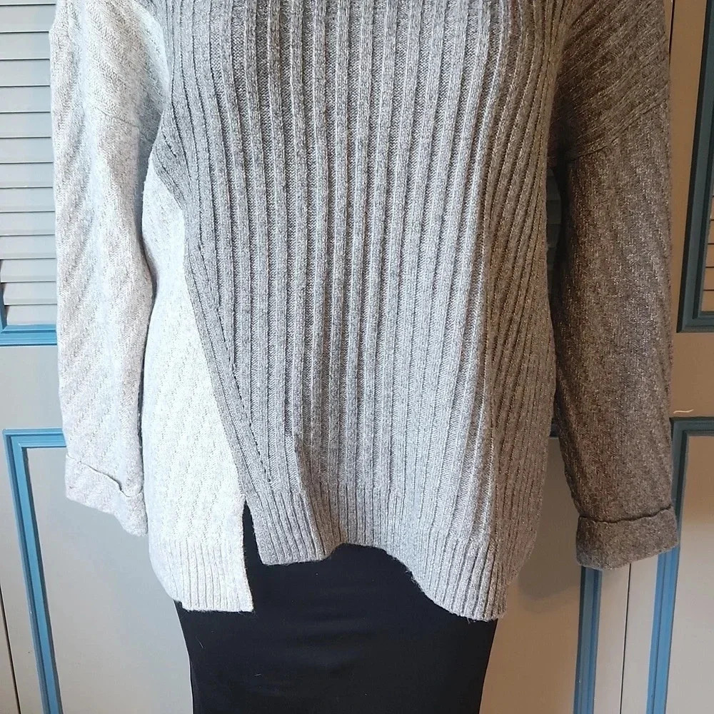 Simply Vera Wang Women’s Gray Asymmetrical Sweater - Picture 4 of 13